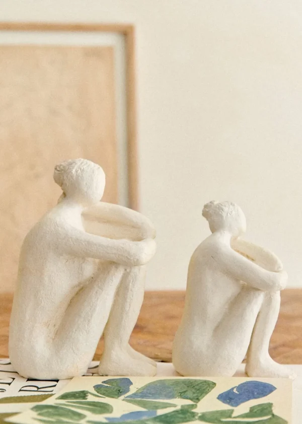Sezane Skulptur Guénolée Courcoux - In Gedanken Versunkene Frau - Kleines Modell< Gastkünstlerinnen