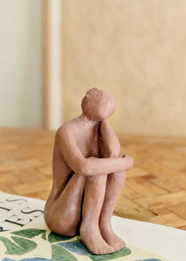 Sezane Skulptur Guénolée Courcoux - In Gedanken Versunkene Frau - Kleines Modell< Gastkünstlerinnen