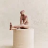 Sezane Skulptur Guénolée Courcoux – Frau Mit Gestreckten Beinen, Großes Modell< Gastkünstlerinnen