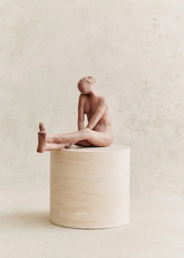 Sezane Skulptur Guénolée Courcoux – Frau Mit Gestreckten Beinen, Großes Modell< Gastkünstlerinnen
