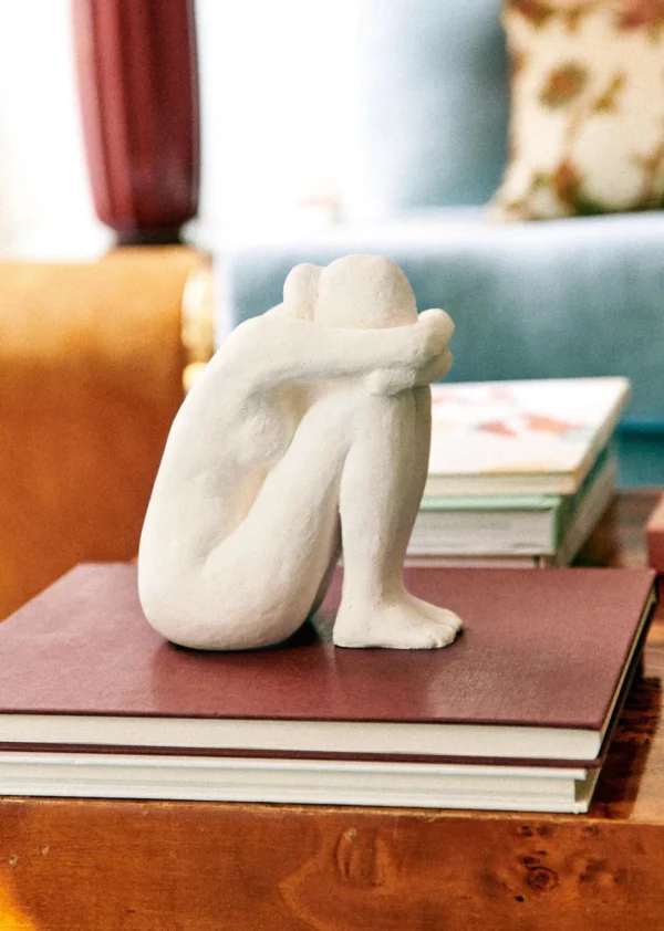 Sezane Skulptur Guénolée Courcoux - Sitzende Frau Kleines Modell< Gastkünstlerinnen