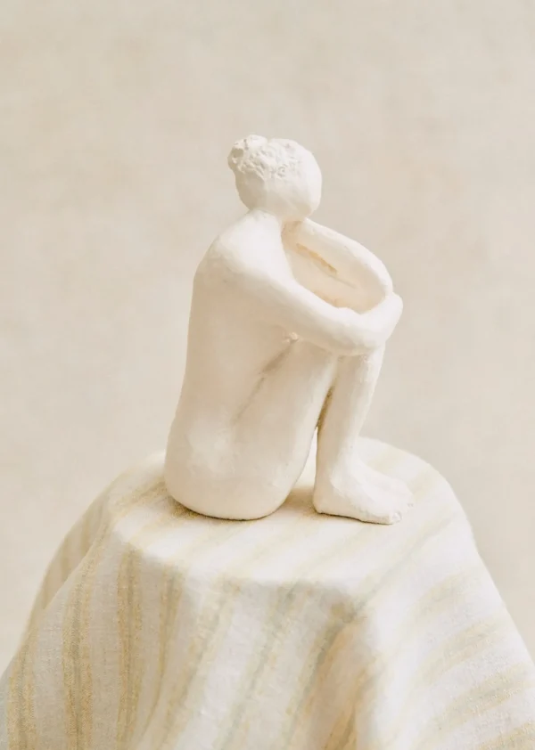 Sezane Skulptur Guénolée Courcoux - In Gedanken Versunkene Frau - Kleines Modell< Gastkünstlerinnen