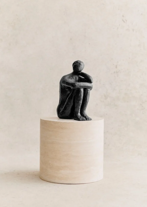 Sezane Skulptur Guénolée Courcoux - Frau In Gedanken Großes Modell< Gastkünstlerinnen