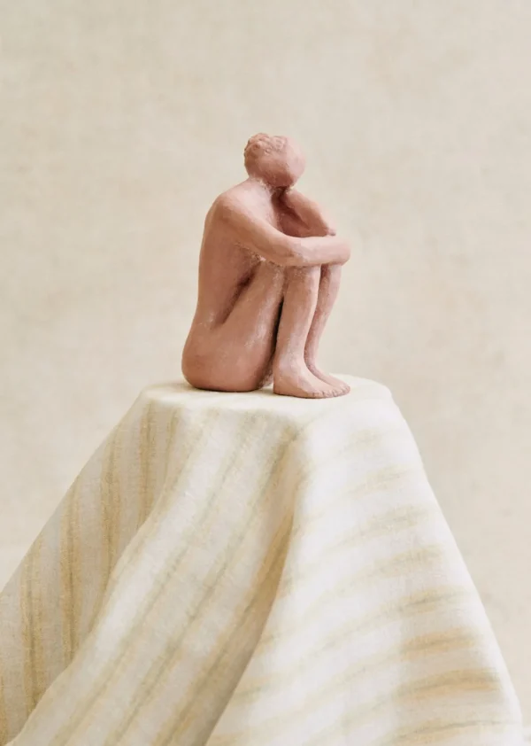 Sezane Skulptur Guénolée Courcoux - In Gedanken Versunkene Frau - Kleines Modell< Gastkünstlerinnen