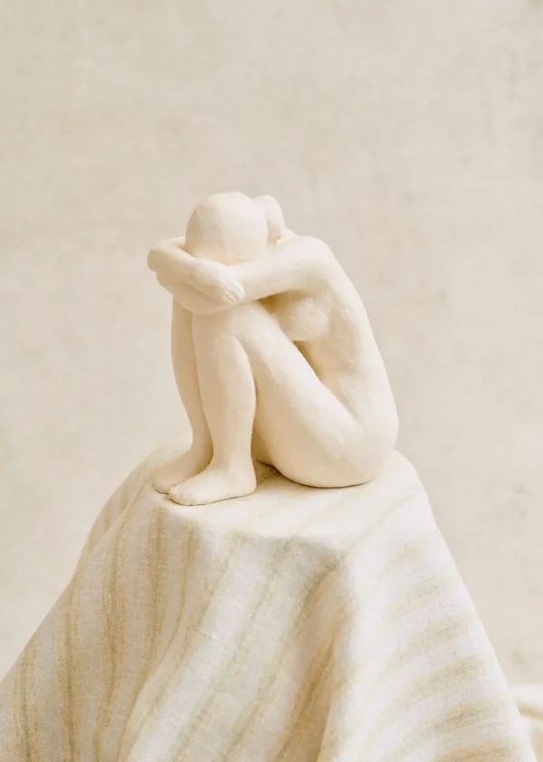 Sezane Skulptur Guénolée Courcoux - Sitzende Frau Kleines Modell< Gastkünstlerinnen