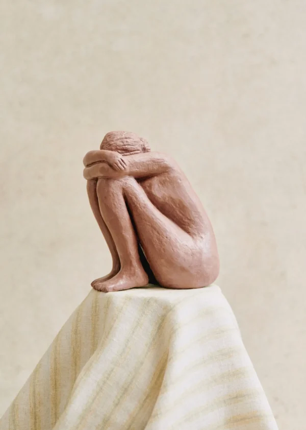 Sezane Skulptur Guénolée Courcoux - Sitzende Frau Großes Modell< Gastkünstlerinnen