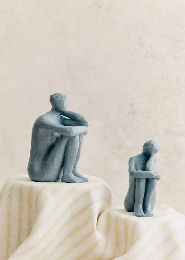 Sezane Skulptur Guénolée Courcoux - In Gedanken Versunkene Frau - Kleines Modell< Gastkünstlerinnen