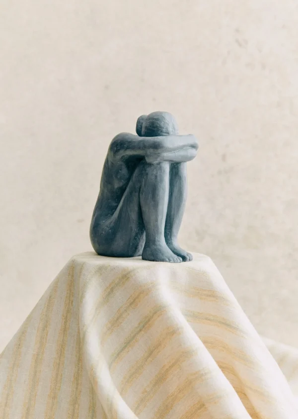 Sezane Skulptur Guénolée Courcoux - Sitzende Frau Kleines Modell< Gastkünstlerinnen