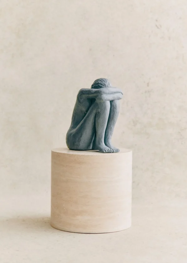 Sezane Skulptur Guénolée Courcoux - Sitzende Frau Großes Modell< Gastkünstlerinnen