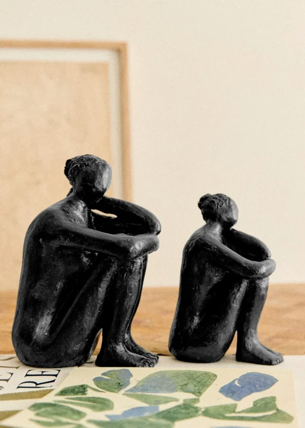 Sezane Skulptur Guénolée Courcoux - In Gedanken Versunkene Frau - Kleines Modell< Gastkünstlerinnen