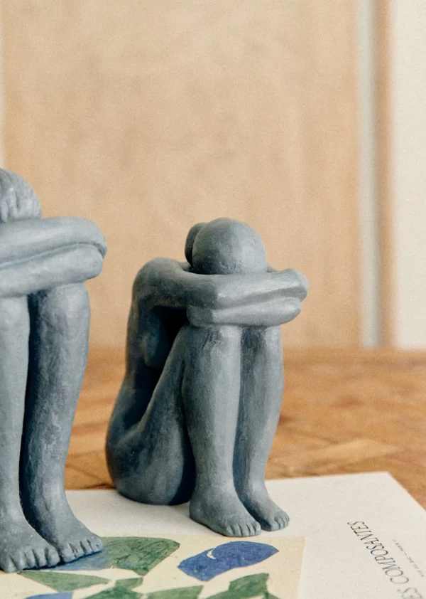 Sezane Skulptur Guénolée Courcoux - Sitzende Frau Kleines Modell< Gastkünstlerinnen