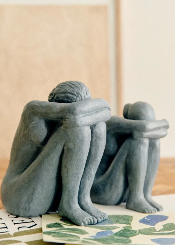 Sezane Skulptur Guénolée Courcoux - Sitzende Frau Großes Modell< Gastkünstlerinnen