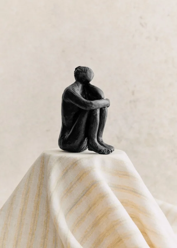 Sezane Skulptur Guénolée Courcoux - In Gedanken Versunkene Frau - Kleines Modell< Gastkünstlerinnen