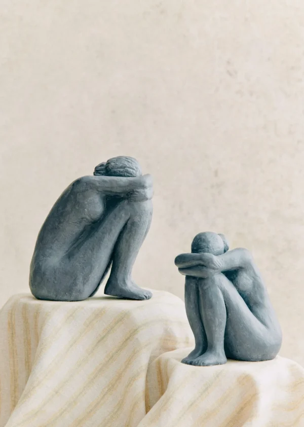 Sezane Skulptur Guénolée Courcoux - Sitzende Frau Kleines Modell< Gastkünstlerinnen