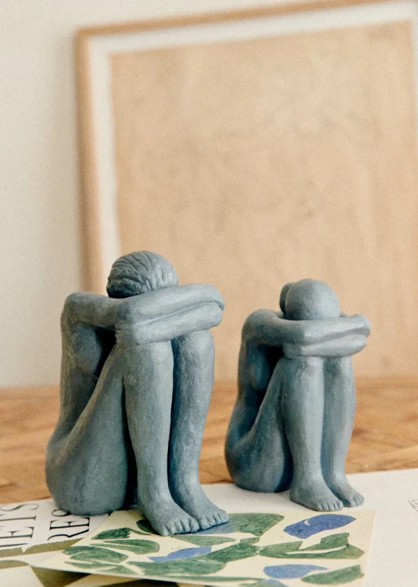 Sezane Skulptur Guénolée Courcoux - Sitzende Frau Kleines Modell< Gastkünstlerinnen