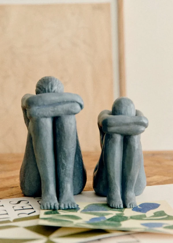 Sezane Skulptur Guénolée Courcoux - Sitzende Frau Großes Modell< Gastkünstlerinnen