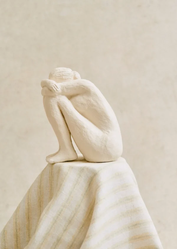 Sezane Skulptur Guénolée Courcoux - Sitzende Frau Großes Modell< Gastkünstlerinnen