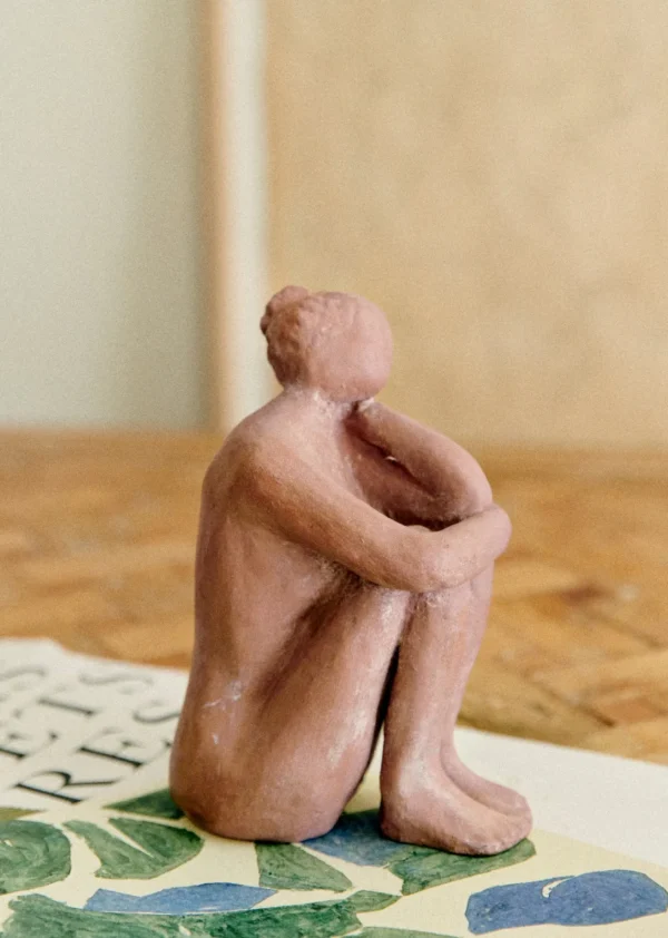 Sezane Skulptur Guénolée Courcoux - In Gedanken Versunkene Frau - Kleines Modell< Gastkünstlerinnen