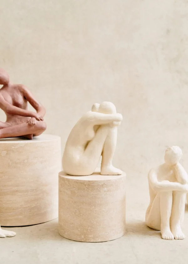 Sezane Skulptur Guénolée Courcoux - Sitzende Frau Großes Modell< Gastkünstlerinnen