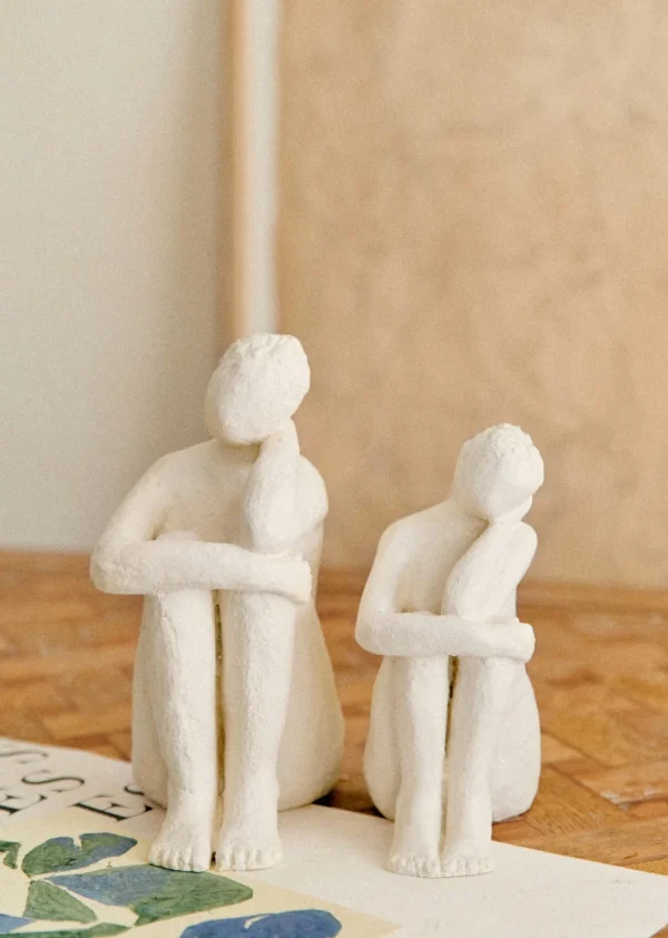 Sezane Skulptur Guénolée Courcoux - In Gedanken Versunkene Frau - Kleines Modell< Gastkünstlerinnen