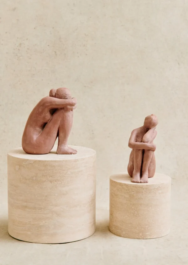 Sezane Skulptur Guénolée Courcoux - In Gedanken Versunkene Frau - Kleines Modell< Gastkünstlerinnen