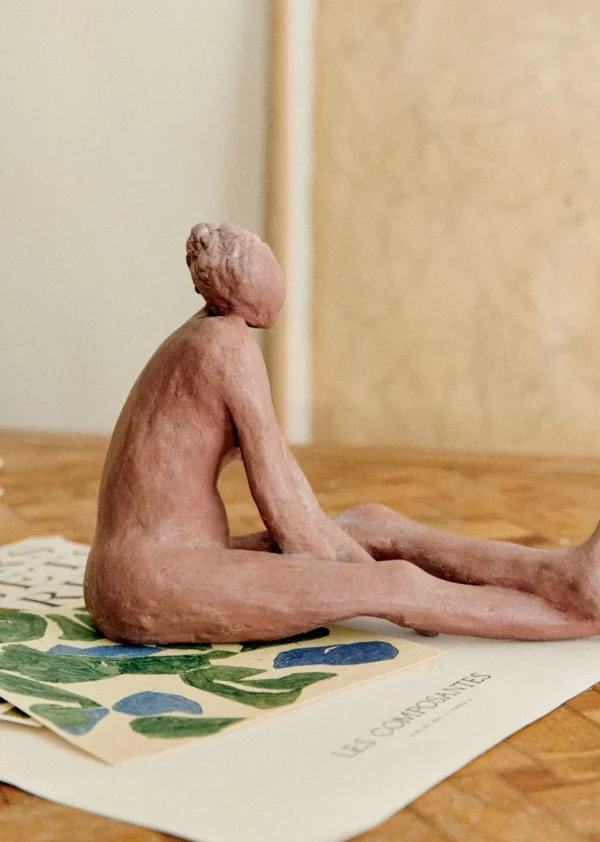 Sezane Skulptur Guénolée Courcoux – Frau Mit Gestreckten Beinen, Großes Modell< Gastkünstlerinnen