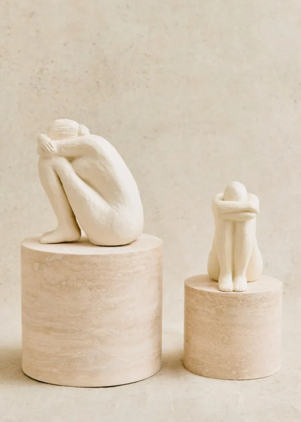 Sezane Skulptur Guénolée Courcoux - Sitzende Frau Kleines Modell< Gastkünstlerinnen