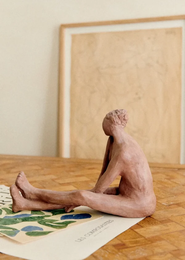 Sezane Skulptur Guénolée Courcoux – Frau Mit Gestreckten Beinen, Großes Modell< Gastkünstlerinnen