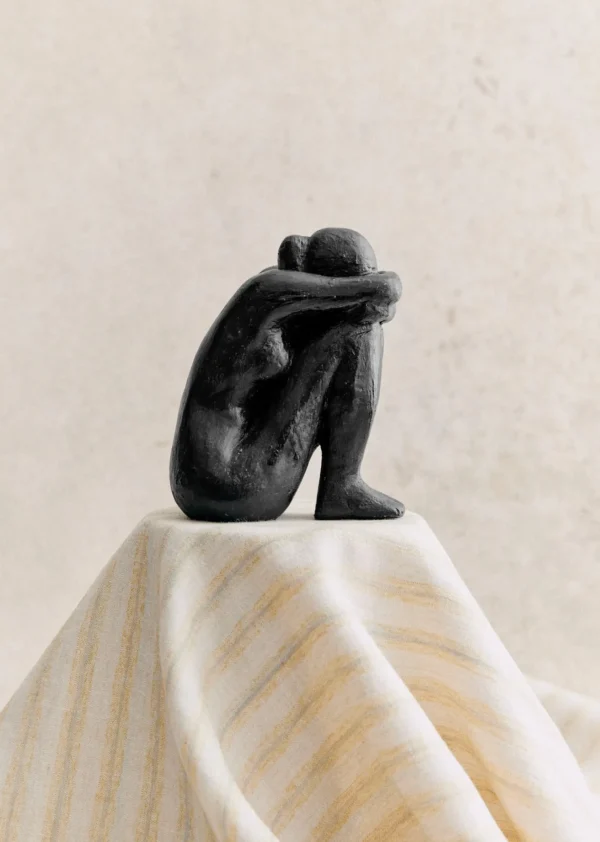 Sezane Skulptur Guénolée Courcoux - Sitzende Frau Kleines Modell< Gastkünstlerinnen