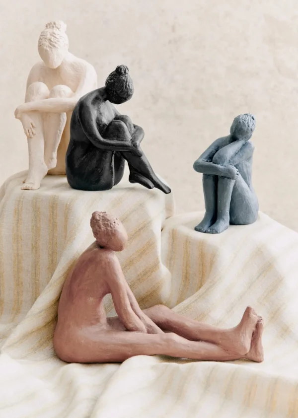 Sezane Skulptur Guénolée Courcoux - In Gedanken Versunkene Frau - Kleines Modell< Gastkünstlerinnen