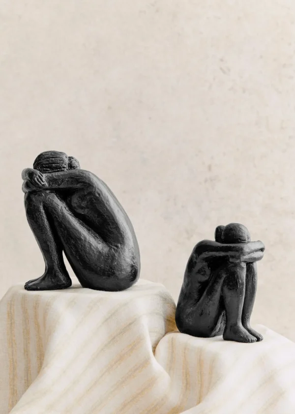 Sezane Skulptur Guénolée Courcoux - Sitzende Frau Kleines Modell< Gastkünstlerinnen