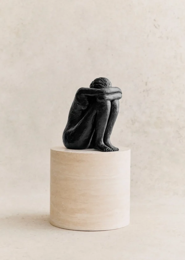 Sezane Skulptur Guénolée Courcoux - Sitzende Frau Großes Modell< Gastkünstlerinnen