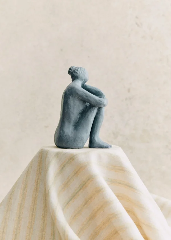 Sezane Skulptur Guénolée Courcoux - In Gedanken Versunkene Frau - Kleines Modell< Gastkünstlerinnen