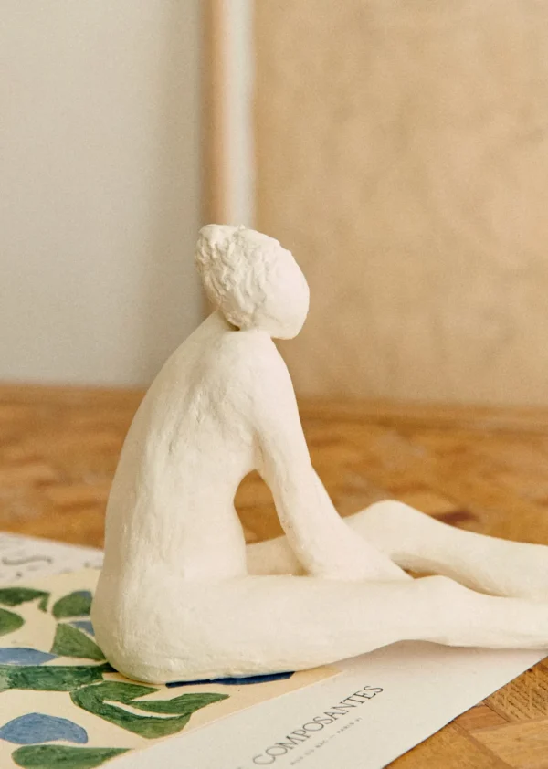 Sezane Skulptur Guénolée Courcoux – Frau Mit Gestreckten Beinen, Großes Modell< Gastkünstlerinnen