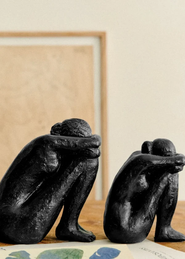 Sezane Skulptur Guénolée Courcoux - Sitzende Frau Kleines Modell< Gastkünstlerinnen