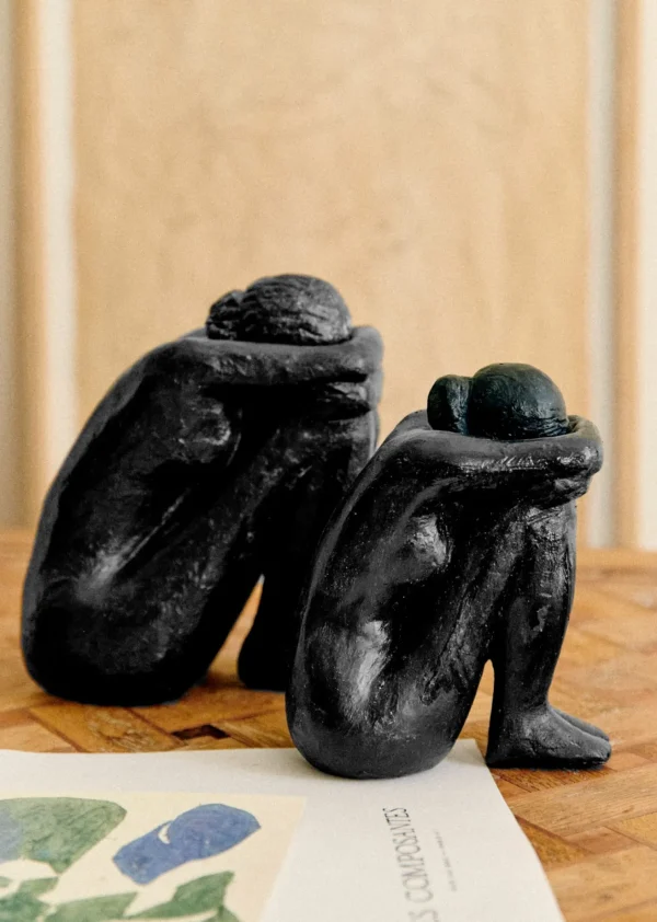 Sezane Skulptur Guénolée Courcoux - Sitzende Frau Großes Modell< Gastkünstlerinnen