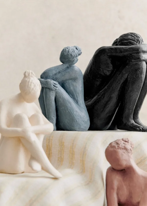 Sezane Skulptur Guénolée Courcoux - In Gedanken Versunkene Frau - Kleines Modell< Gastkünstlerinnen