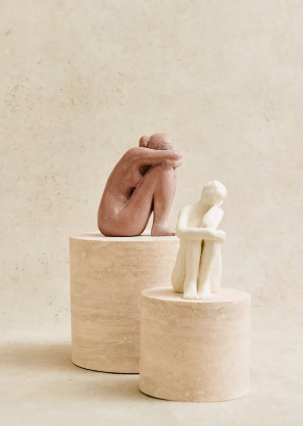 Sezane Skulptur Guénolée Courcoux - In Gedanken Versunkene Frau - Kleines Modell< Gastkünstlerinnen