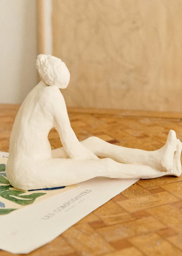 Sezane Skulptur Guénolée Courcoux – Frau Mit Gestreckten Beinen, Großes Modell< Gastkünstlerinnen