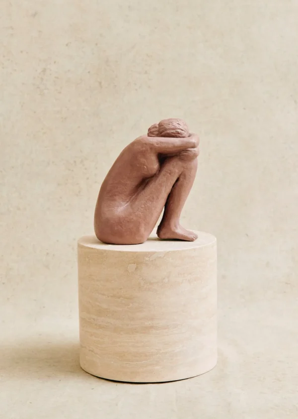 Sezane Skulptur Guénolée Courcoux - Sitzende Frau Kleines Modell< Gastkünstlerinnen