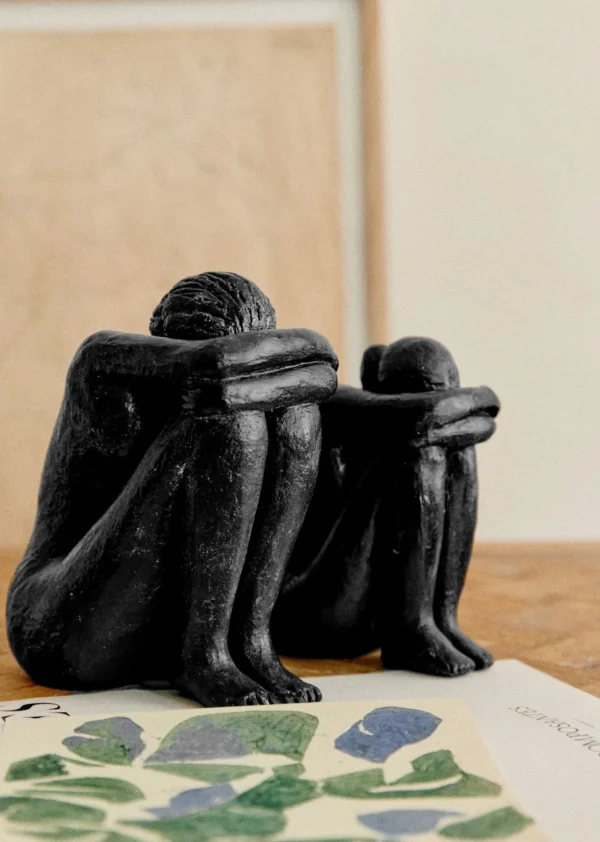 Sezane Skulptur Guénolée Courcoux - Sitzende Frau Großes Modell< Gastkünstlerinnen