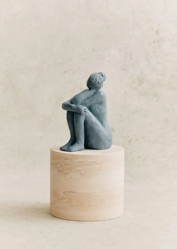 Sezane Skulptur Guénolée Courcoux - Frau In Gedanken Großes Modell< Gastkünstlerinnen