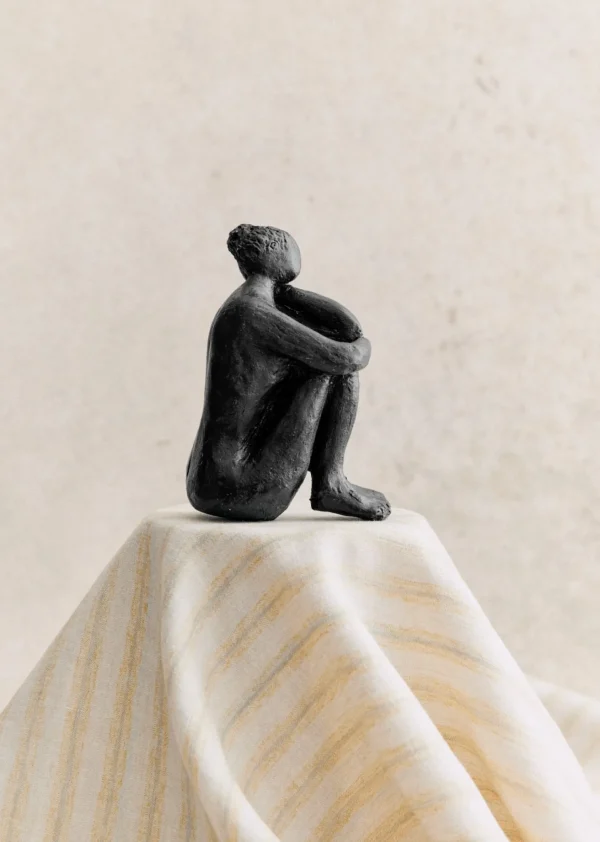 Sezane Skulptur Guénolée Courcoux - In Gedanken Versunkene Frau - Kleines Modell< Gastkünstlerinnen