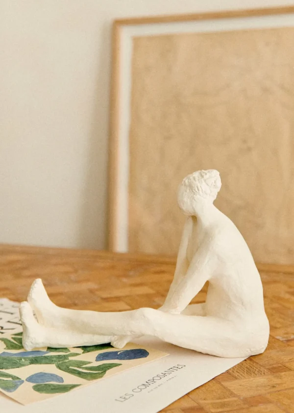 Sezane Skulptur Guénolée Courcoux – Frau Mit Gestreckten Beinen, Großes Modell< Gastkünstlerinnen