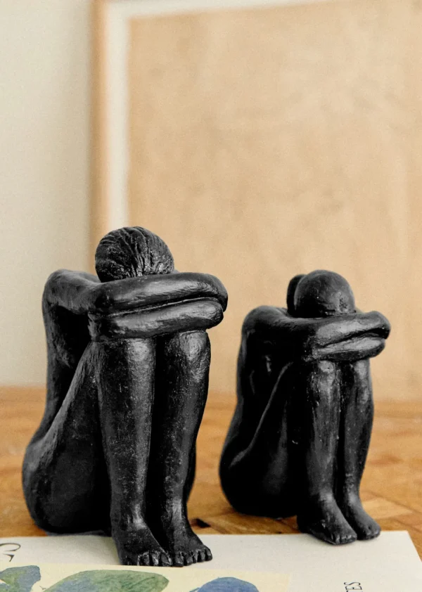 Sezane Skulptur Guénolée Courcoux - Sitzende Frau Großes Modell< Gastkünstlerinnen