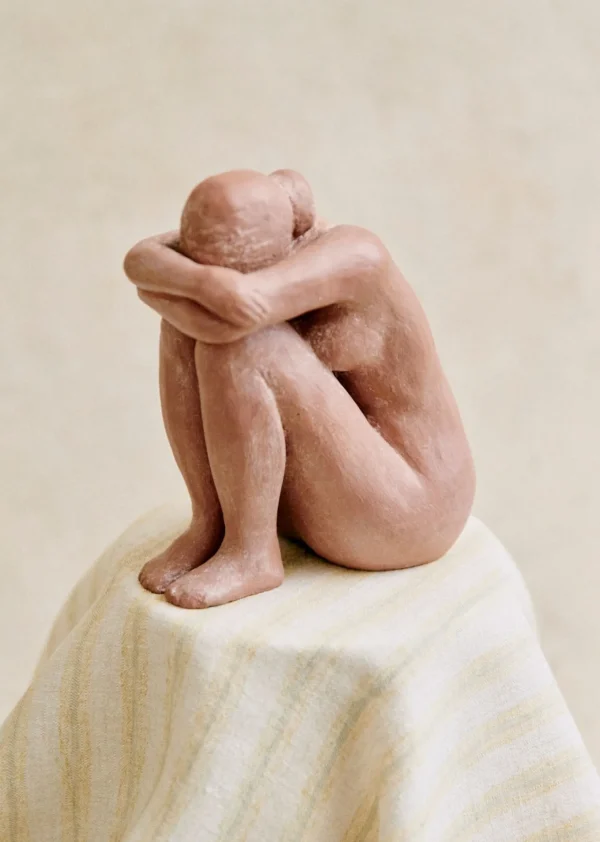 Sezane Skulptur Guénolée Courcoux - Sitzende Frau Kleines Modell< Gastkünstlerinnen