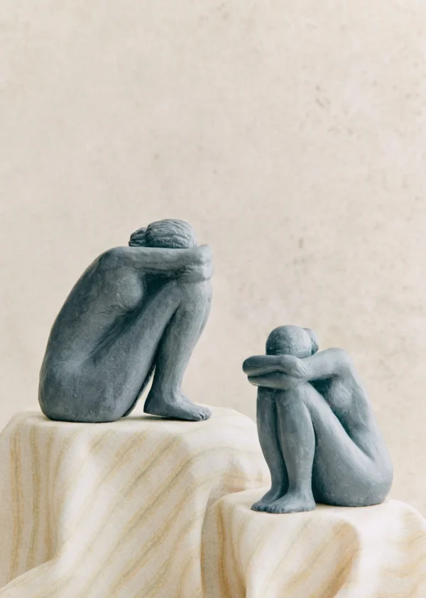 Sezane Skulptur Guénolée Courcoux - Sitzende Frau Großes Modell< Gastkünstlerinnen